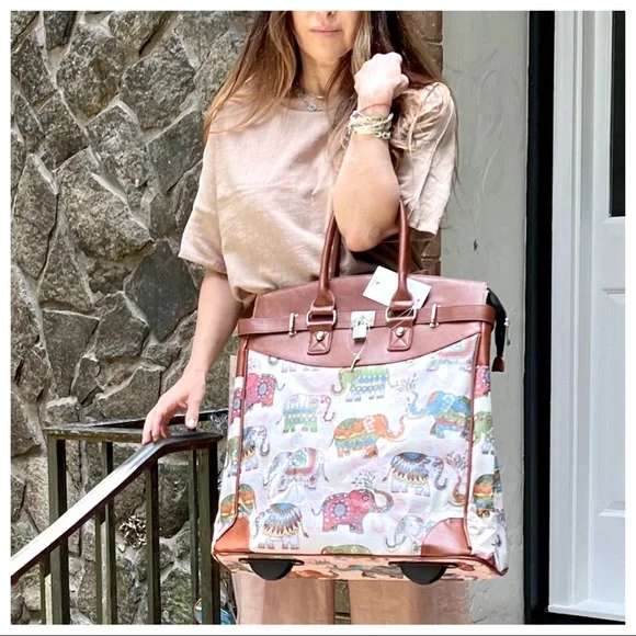 The Perfect Must Have Most Fabulous weekend Travel Rolling Bag - Picture 3 of 9